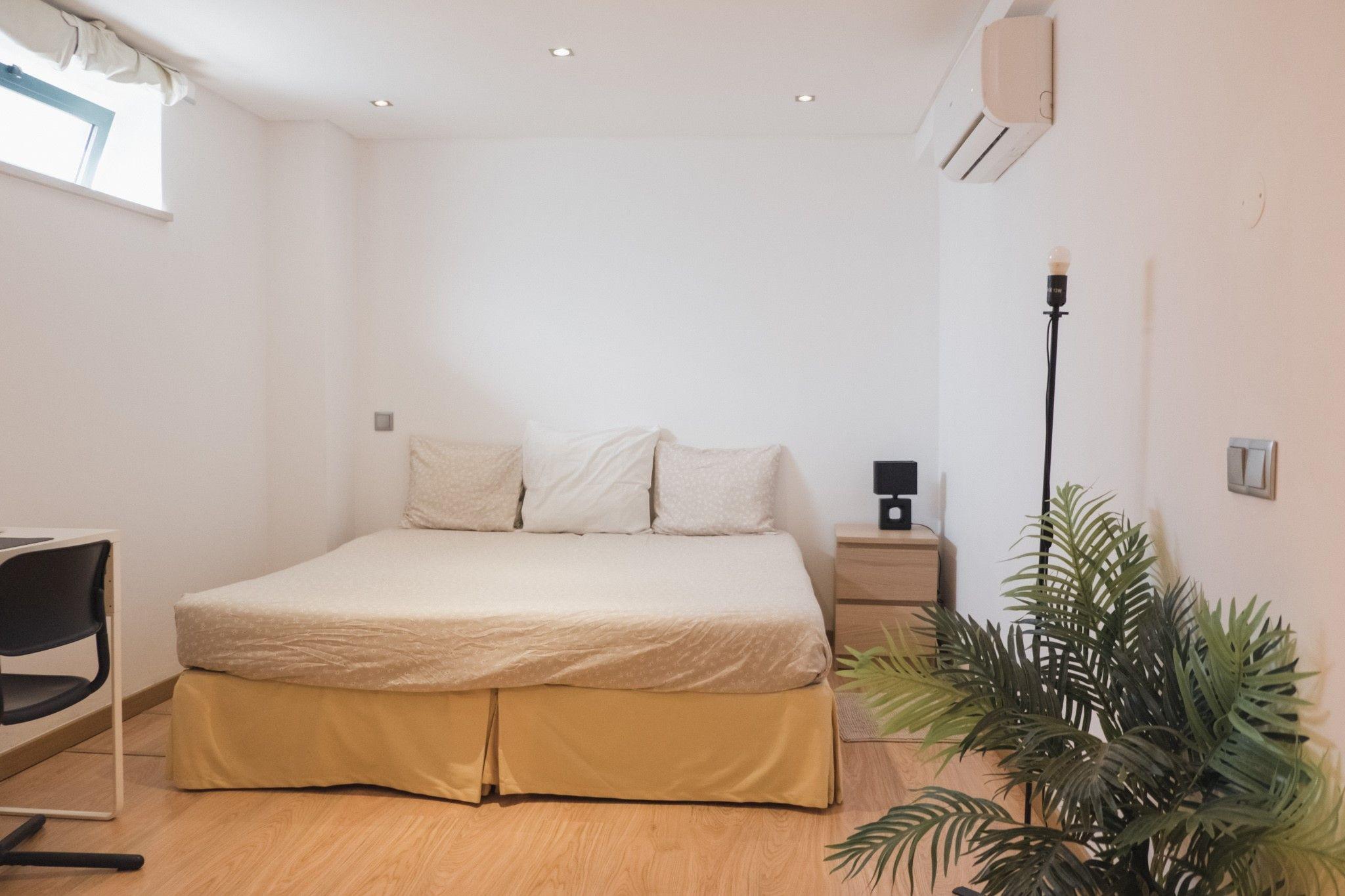 Standard room with private bathroom - bed view - POMAR coliving