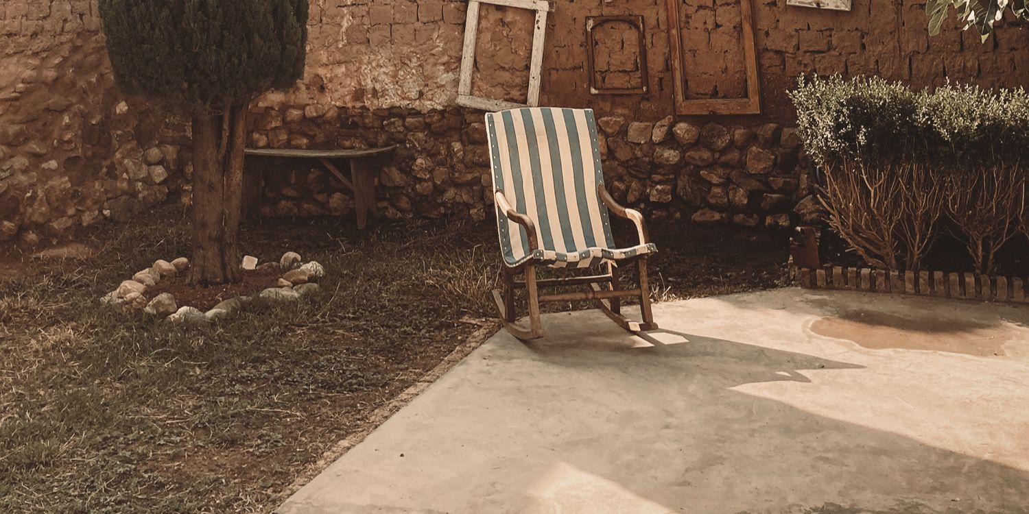 Garden with rocking chair and tree at Posada de la Luz