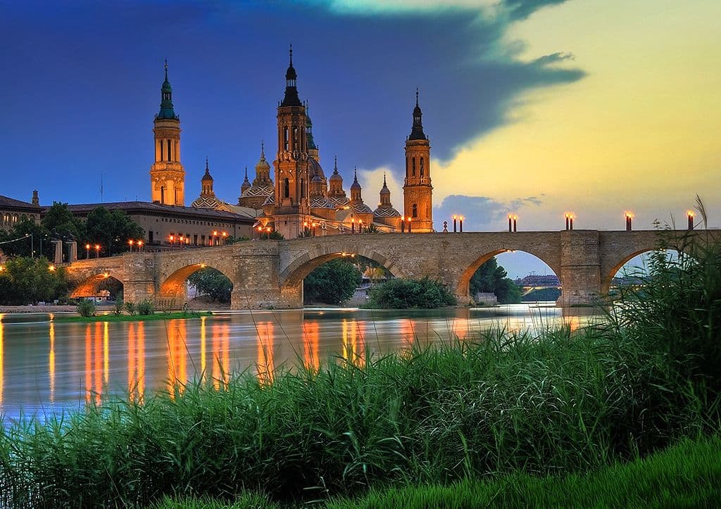 Basílica del Pilar over the Ebro river and the stone bridge in Zaragoza