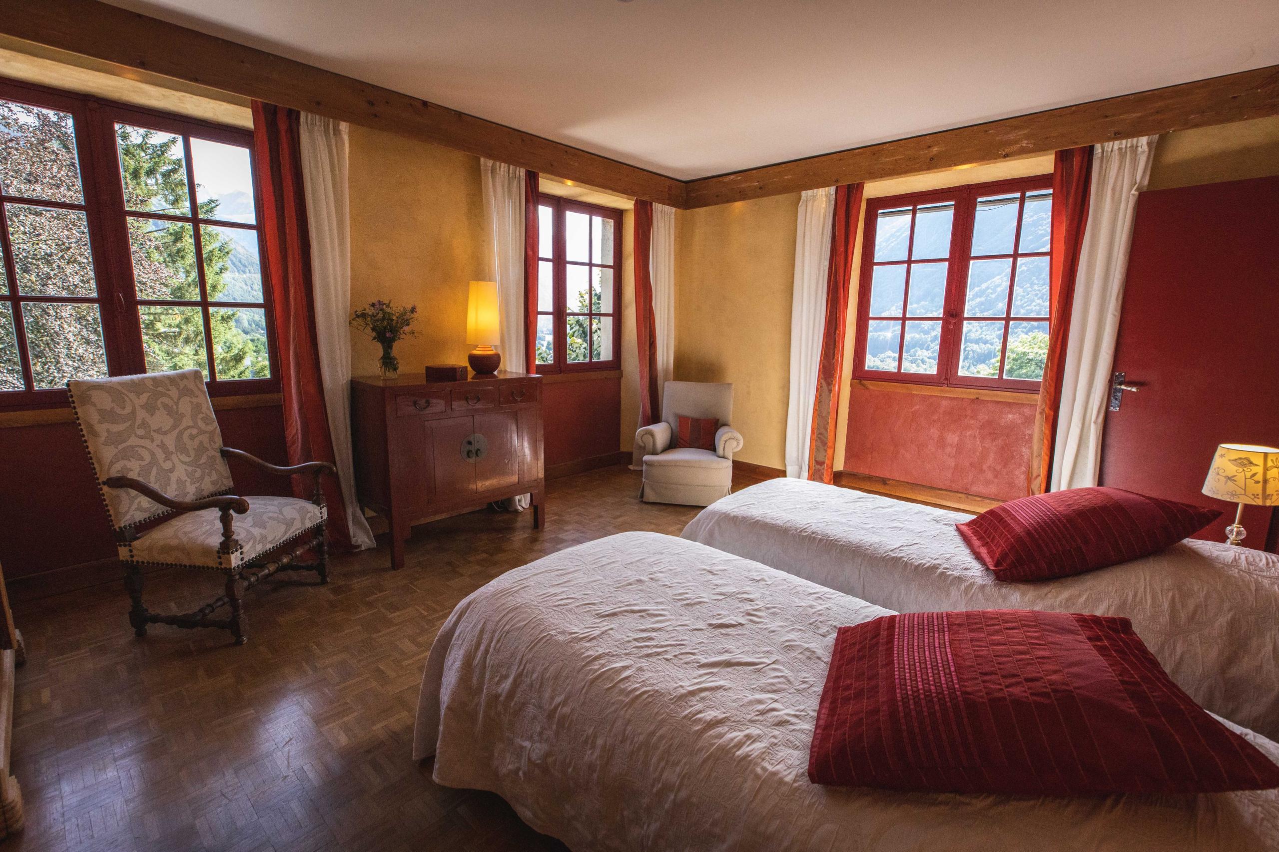 Large spacious room with three windows