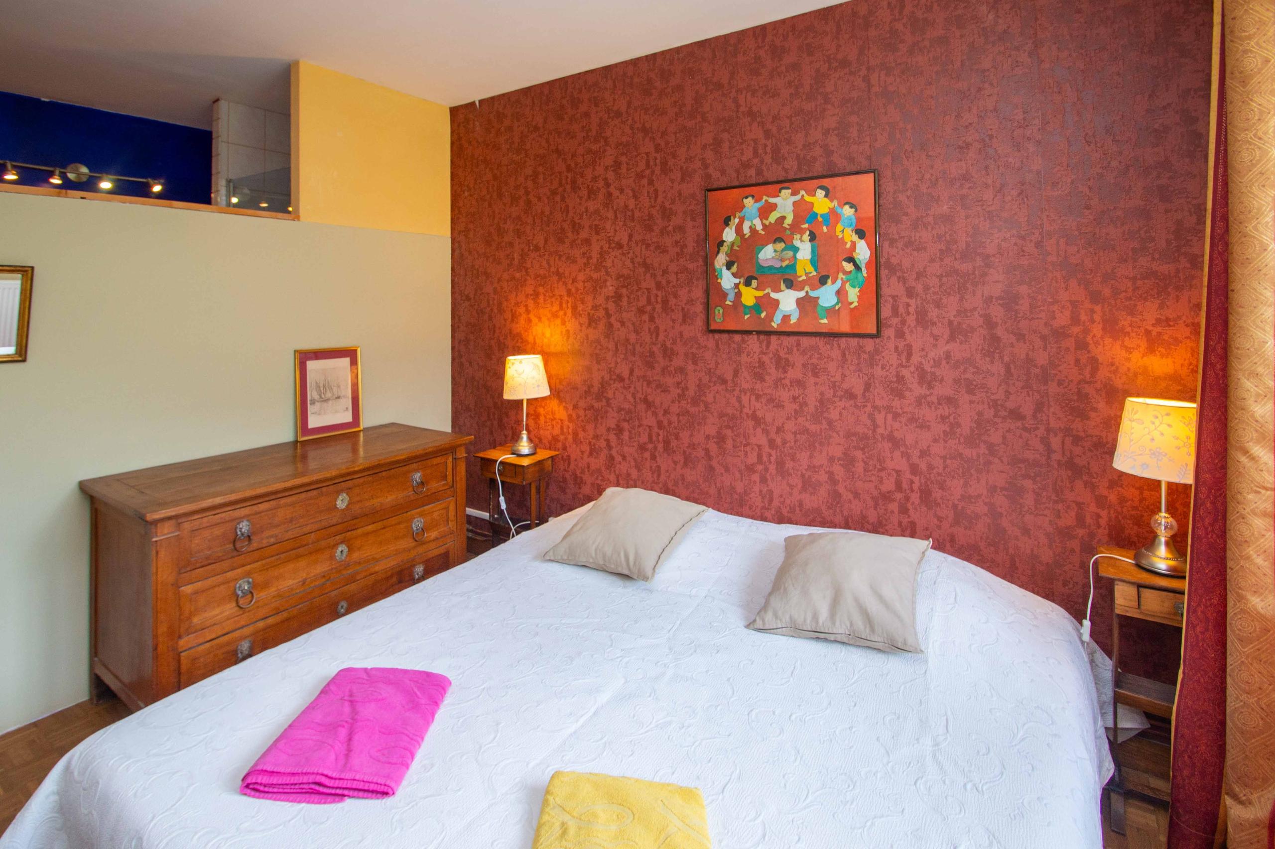 King-size double bed in the Comfort Room