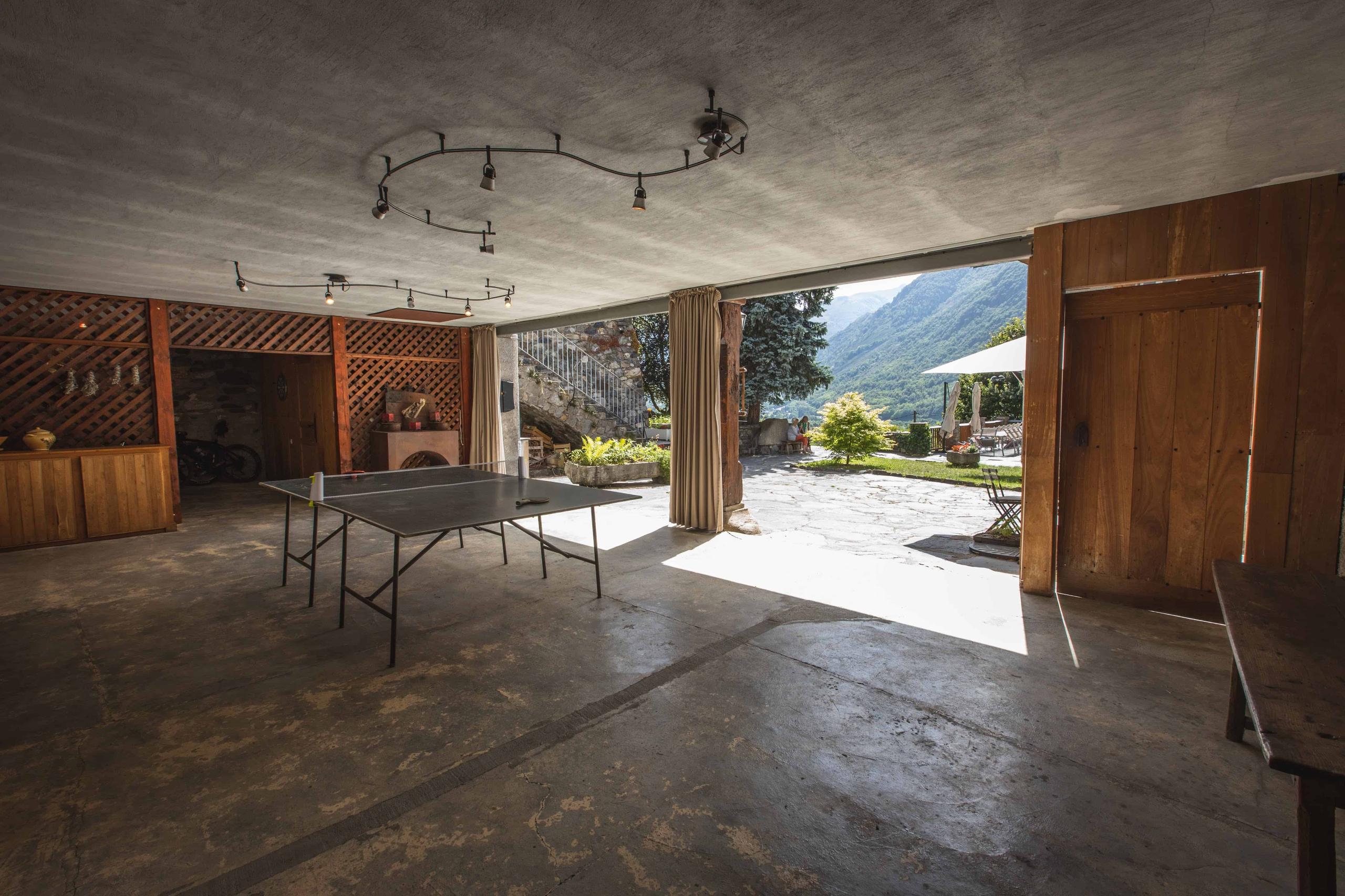 Multipurpose courtyard of 70 m2 with ping pong table at Pyren'Escape