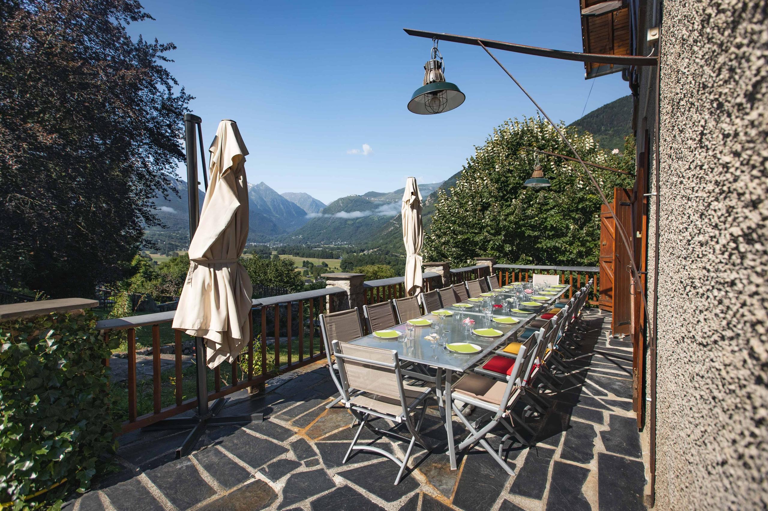 Outdoor dining area on the terrace at Pyren'Escape