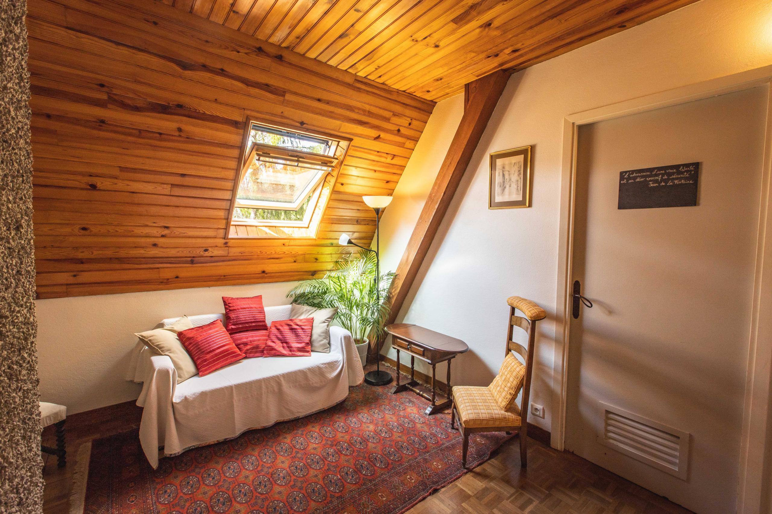 Small shared lounge between the two Standard Rooms