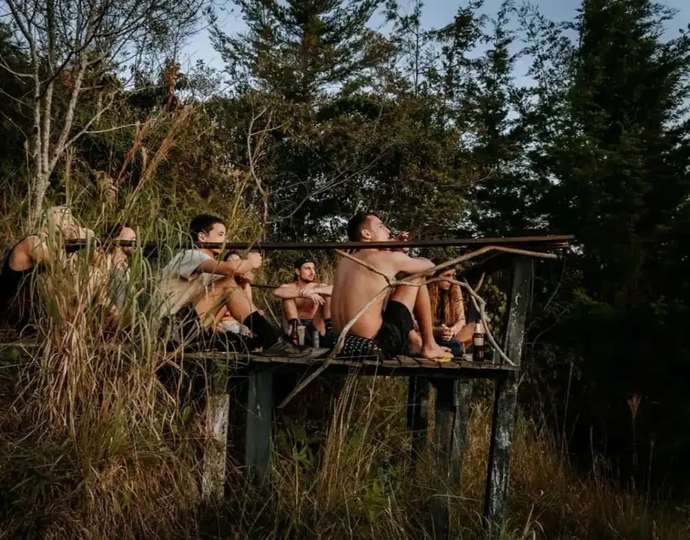 Group of guests relaxing together on an outdoor platform surrounded by nature at Guatapé