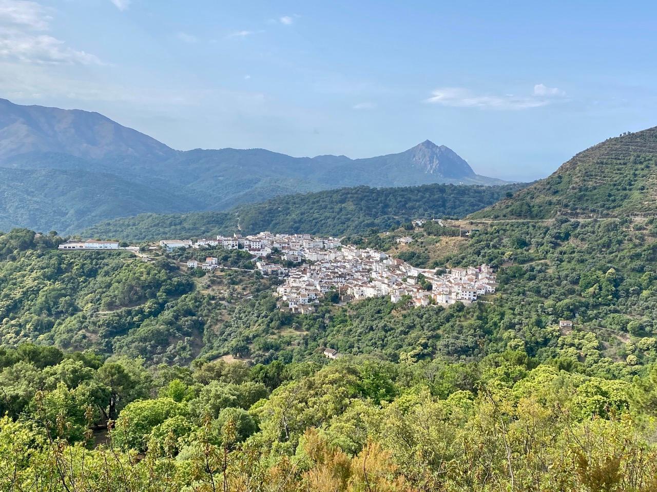Benarraba is a charming white village in the mountains of Malaga, close to Marbella, Estepona, Ronda and Cadiz. Here you will find the Rooral Coliving and coworking