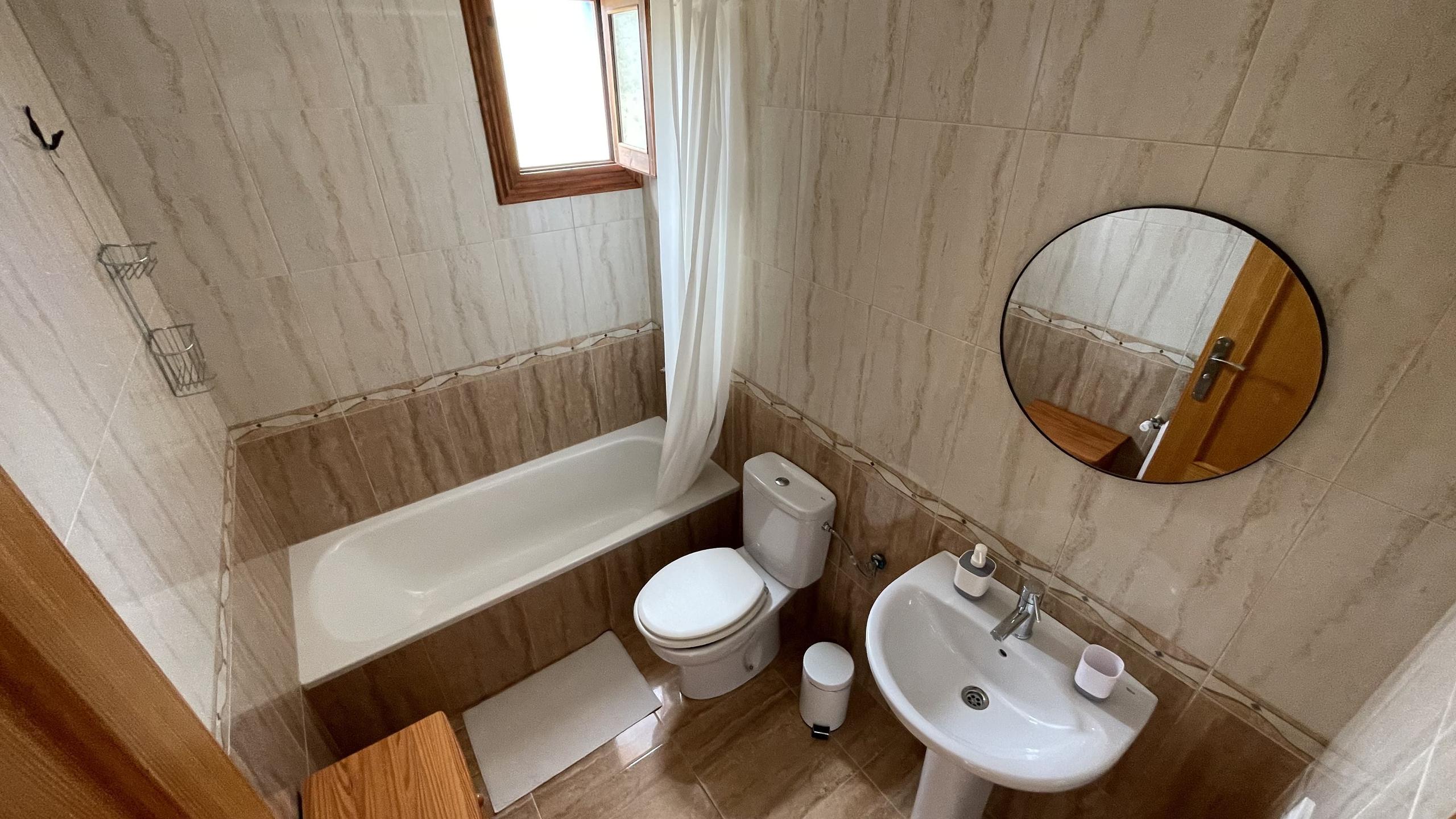 bathroom full equiped in ruralco bedroom