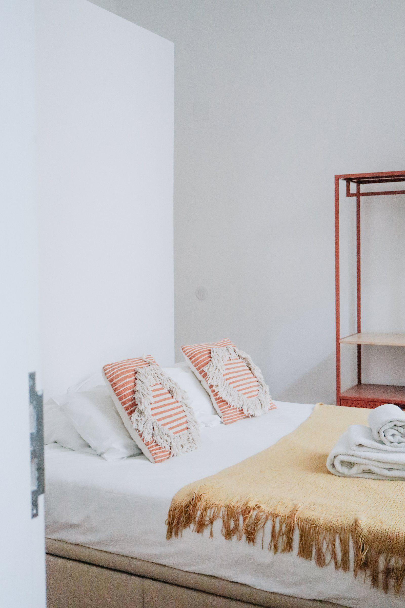 Premium private room with double bed, 17 sqm, with work desk and private bathroom