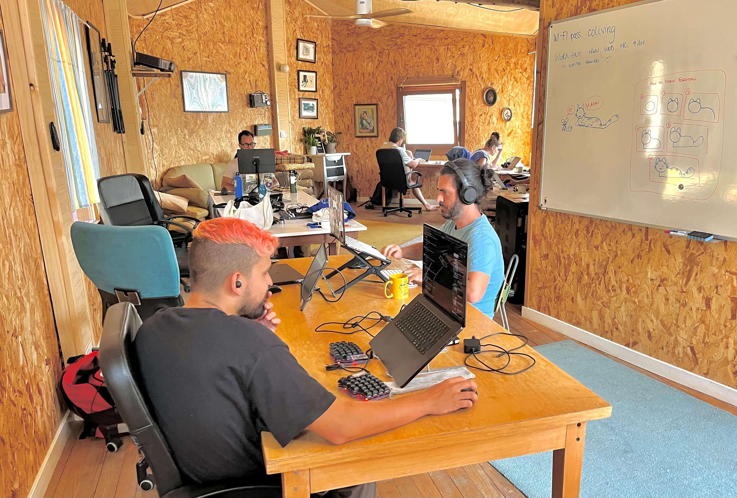 Coworking space in Sende with different people working on their desks