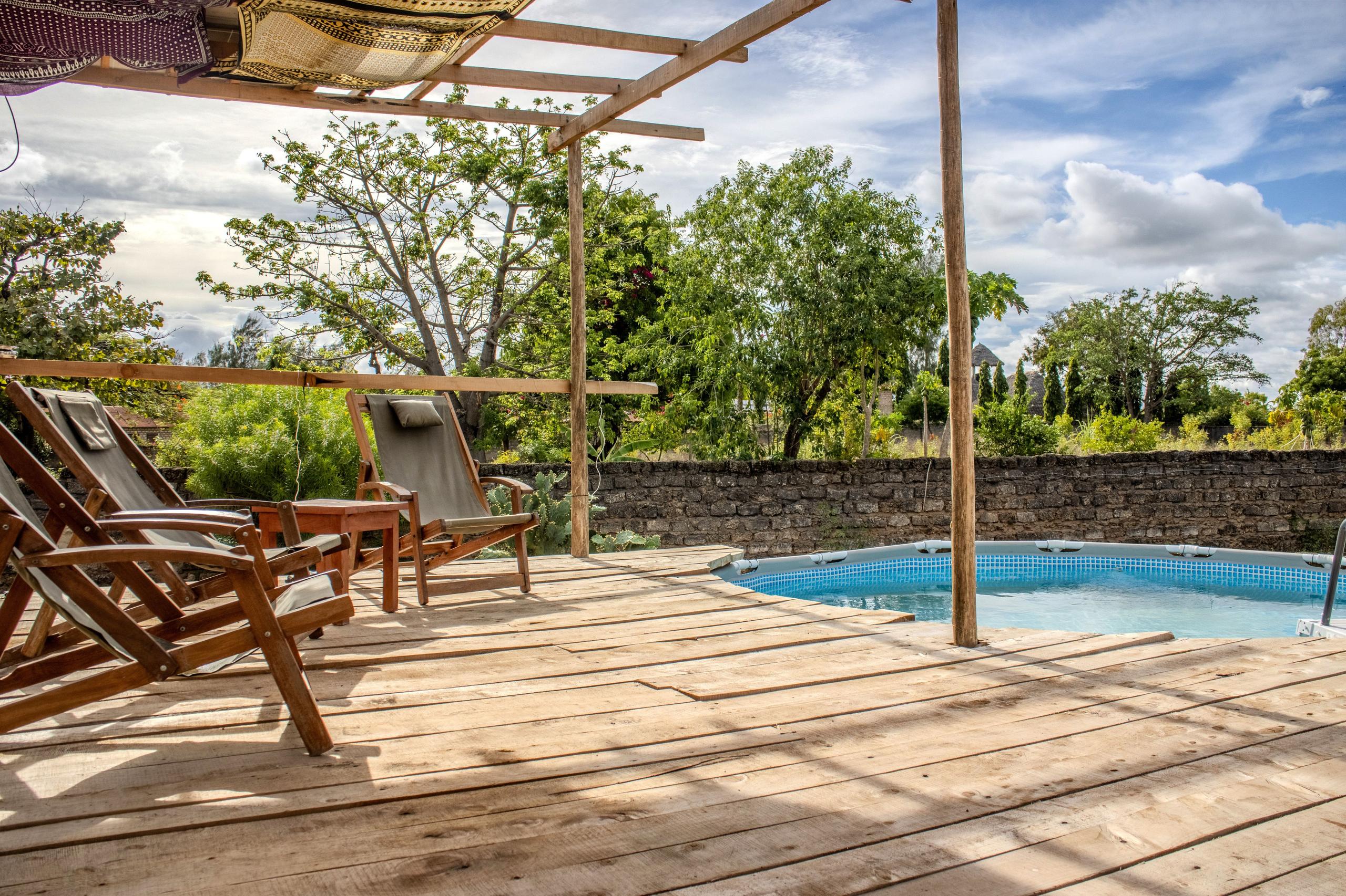 Above-ground plunge pool on the sunset deck at Skippers Coliving