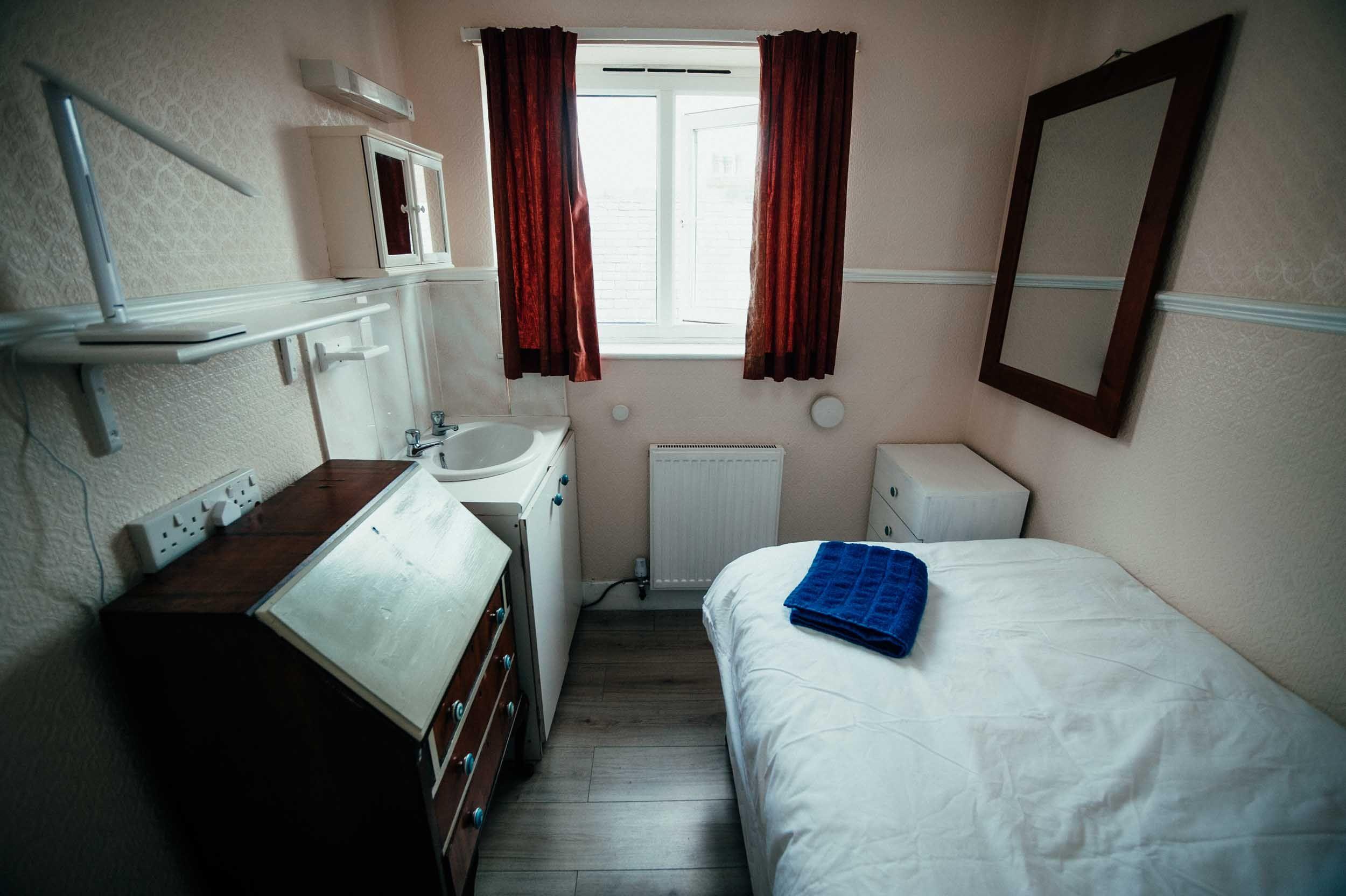 BP - (f) 11 Single Room: bright single room with washbasin, fitted wardrobe and south-facing window