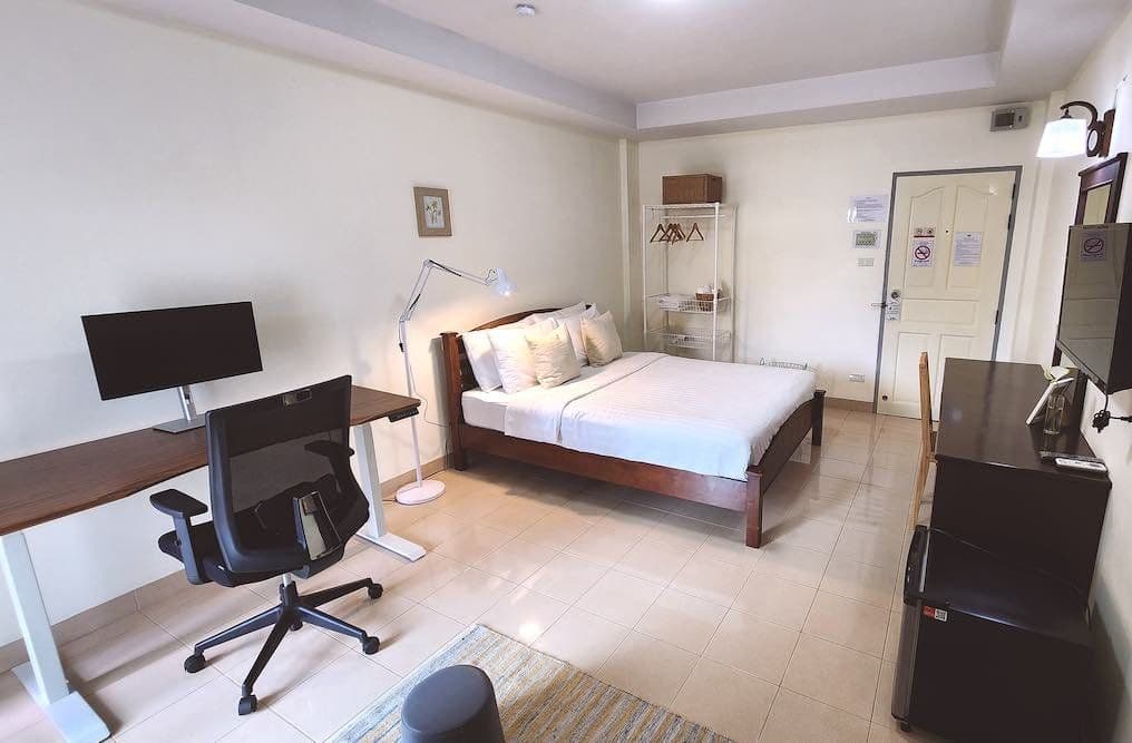 The Digital Nomad Room - Workspace