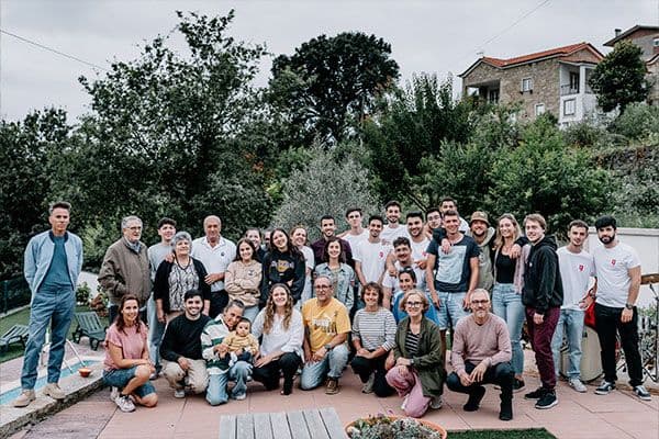 Guests enjoying the private TOC'AQUI brass band concert in the gardens of Coliving The VALLEY