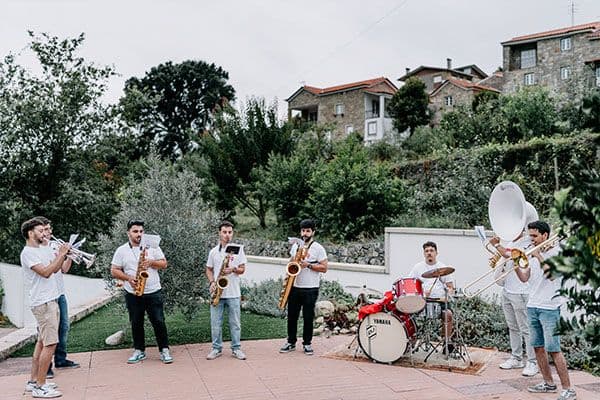 Private concert of the brass band TOC'AQUI in the gardens of Coliving The VALLEY