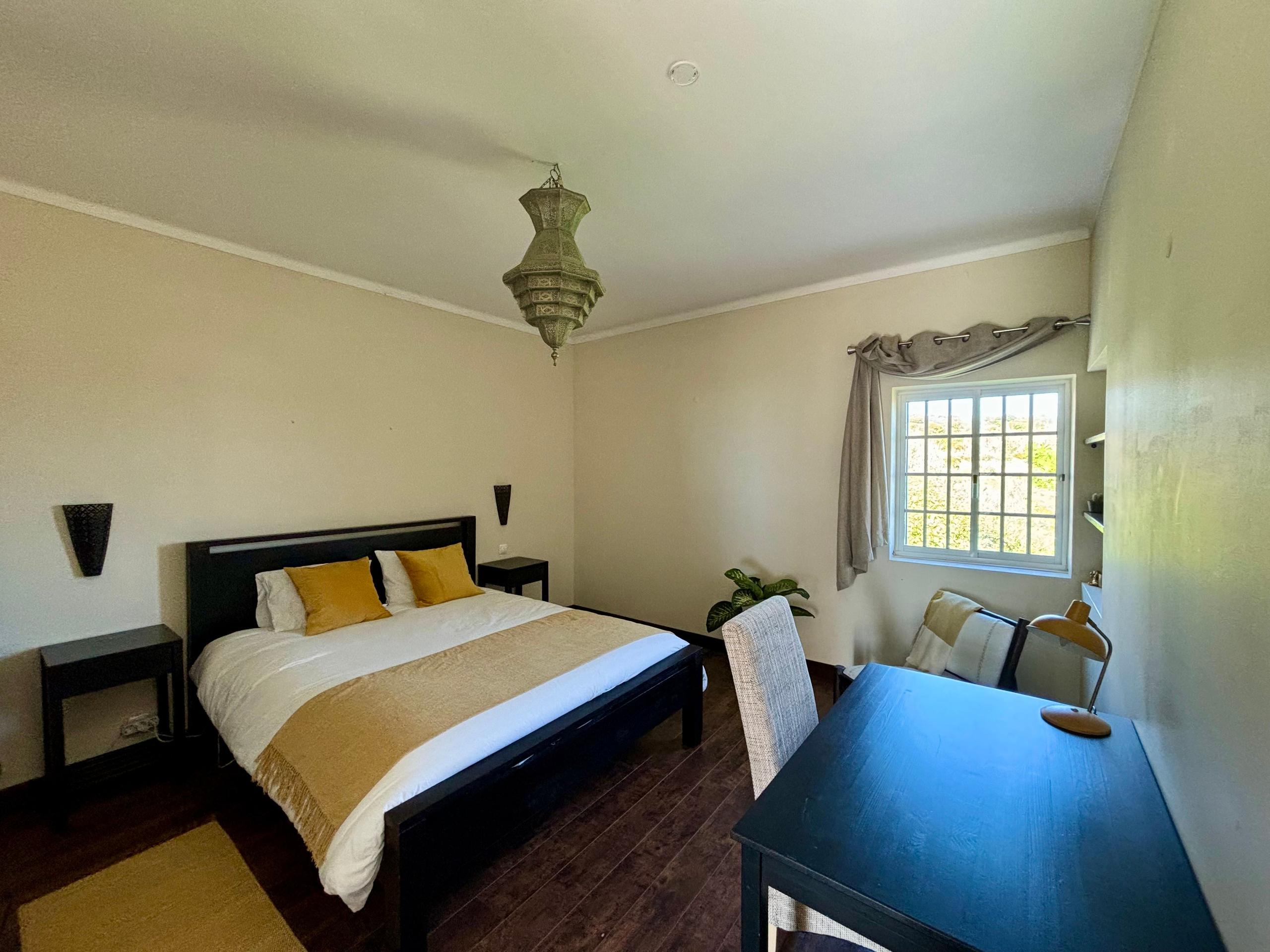 Amarelho premium room — spacious private ensuite room with queen bed and bathtub