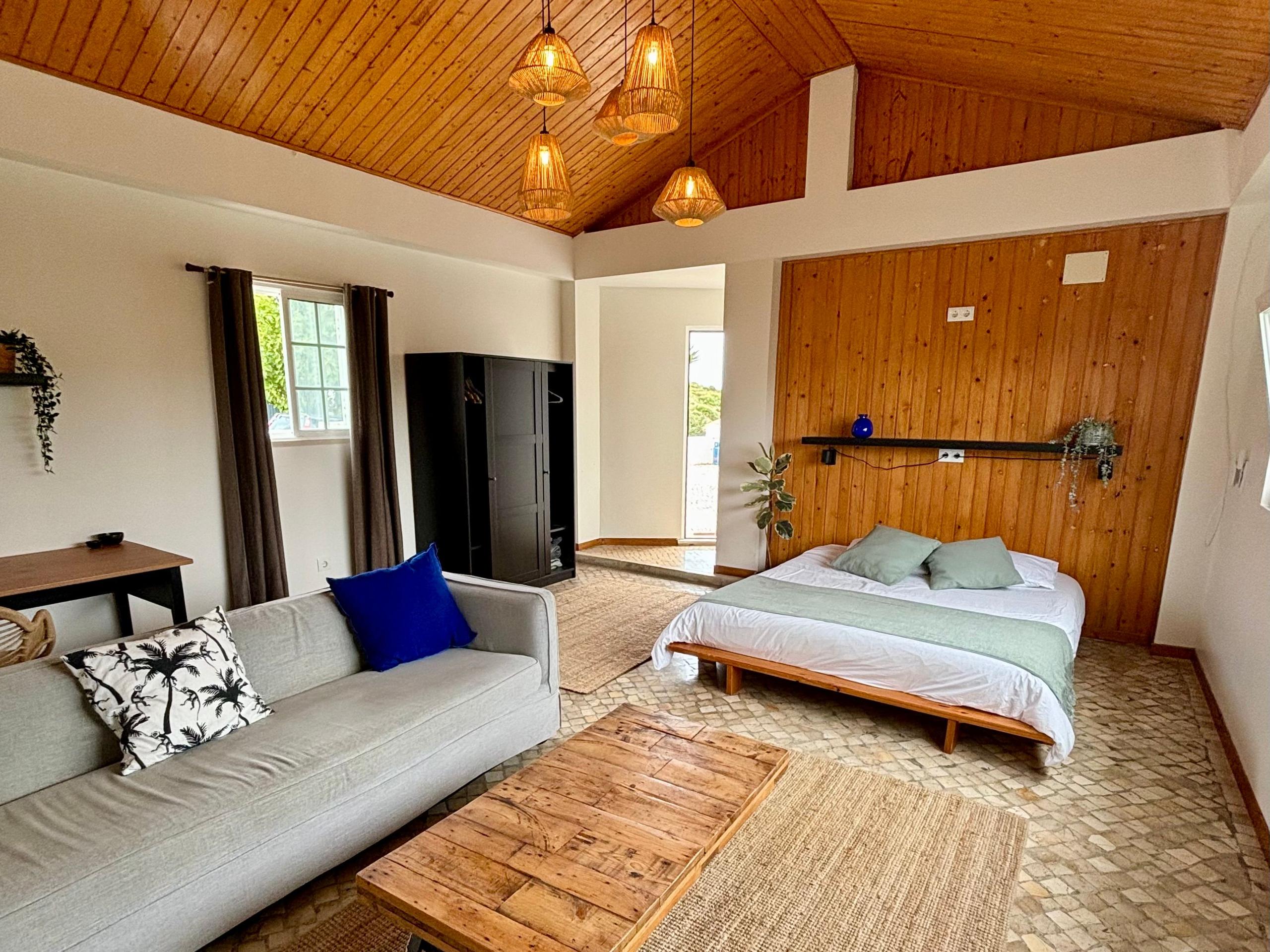 Verde suite — private bungalow with queen bed, ensuite bathroom and patio