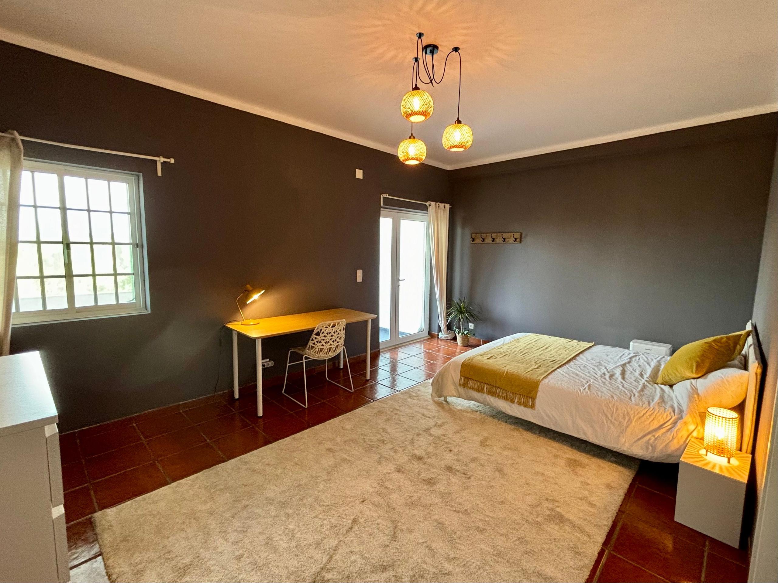 Castanho premium room — private ensuite room with queen bed, balcony and ocean view