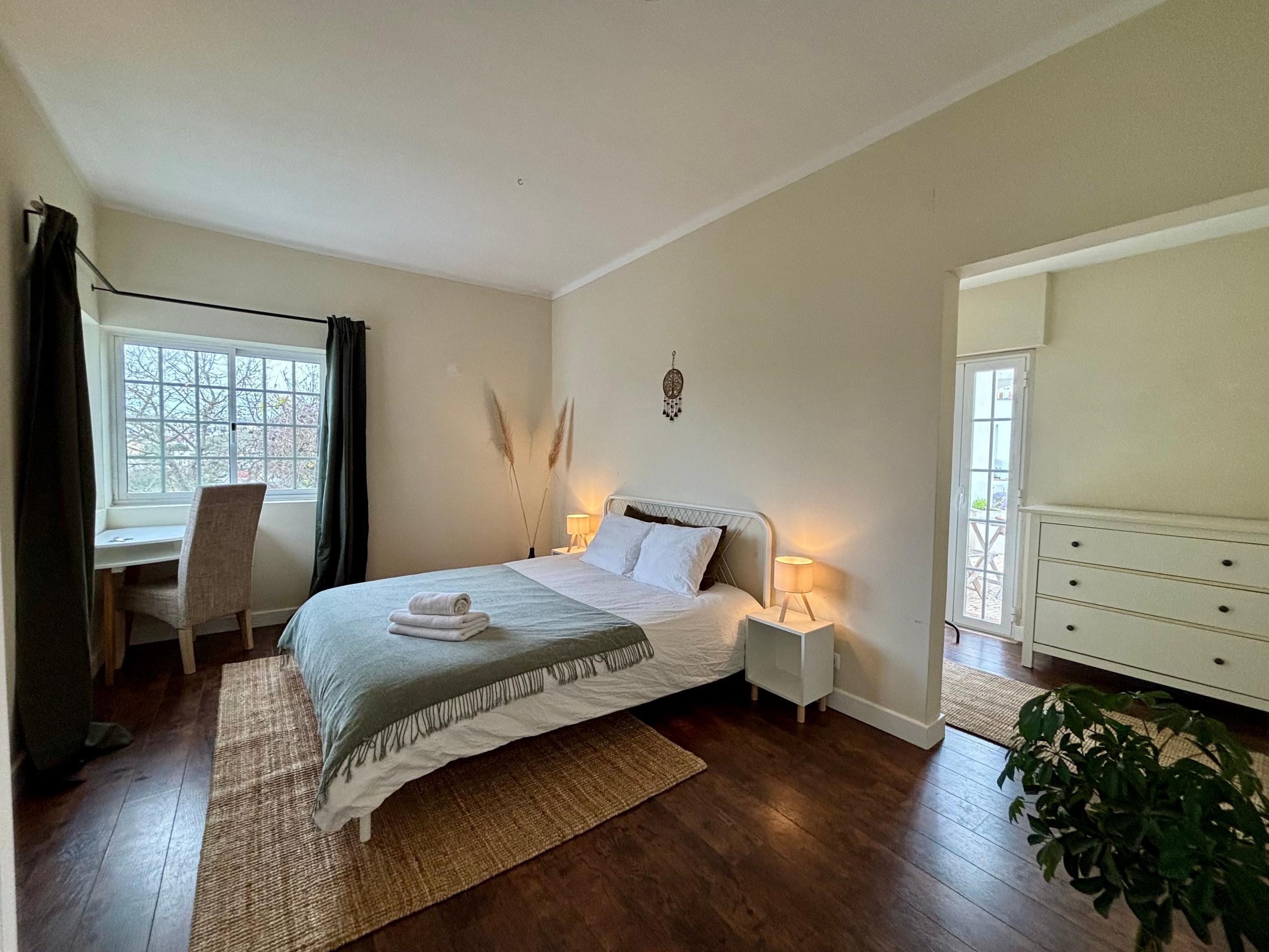 Prata premium room — private ensuite room with queen bed, bathtub and patio