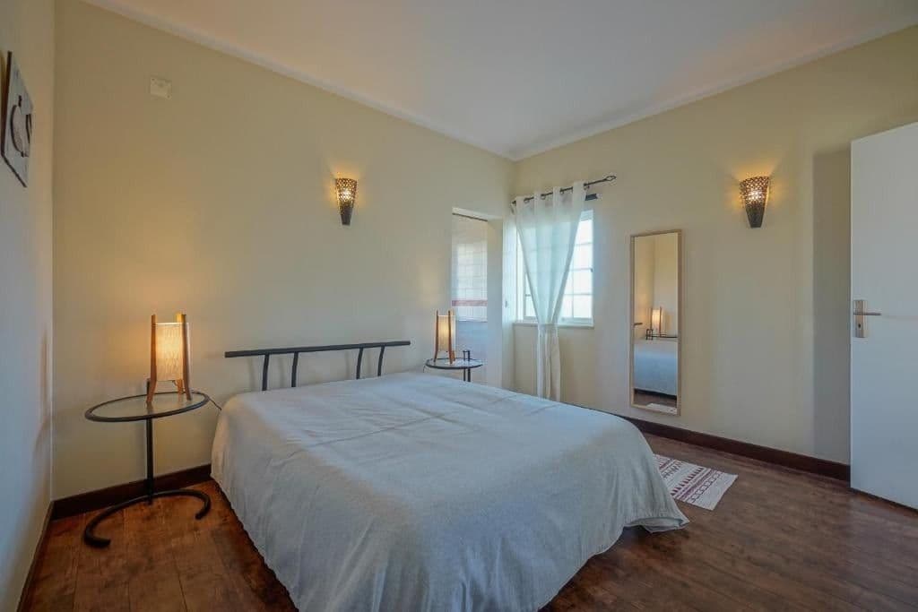 Vermelho standard room — private ensuite room with double bed and ocean view