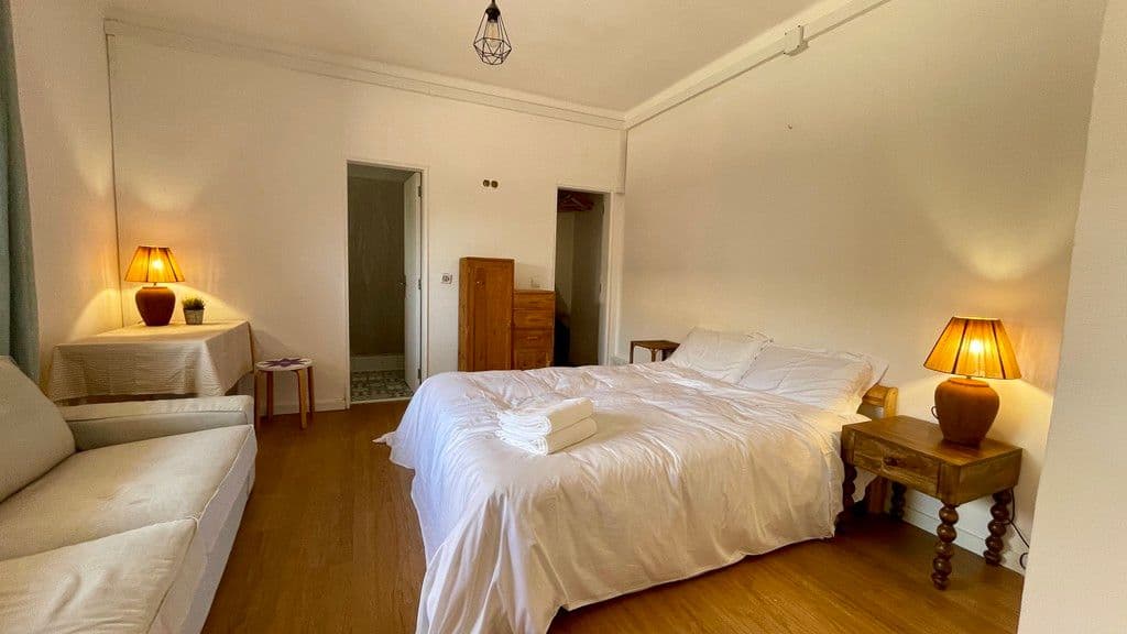 Studio Apartment - A large double bed and ensuite bathroom, plus your own entrance and kitchenette